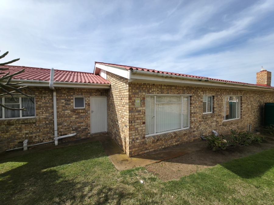 6 Bedroom Property for Sale in Wavecrest Eastern Cape